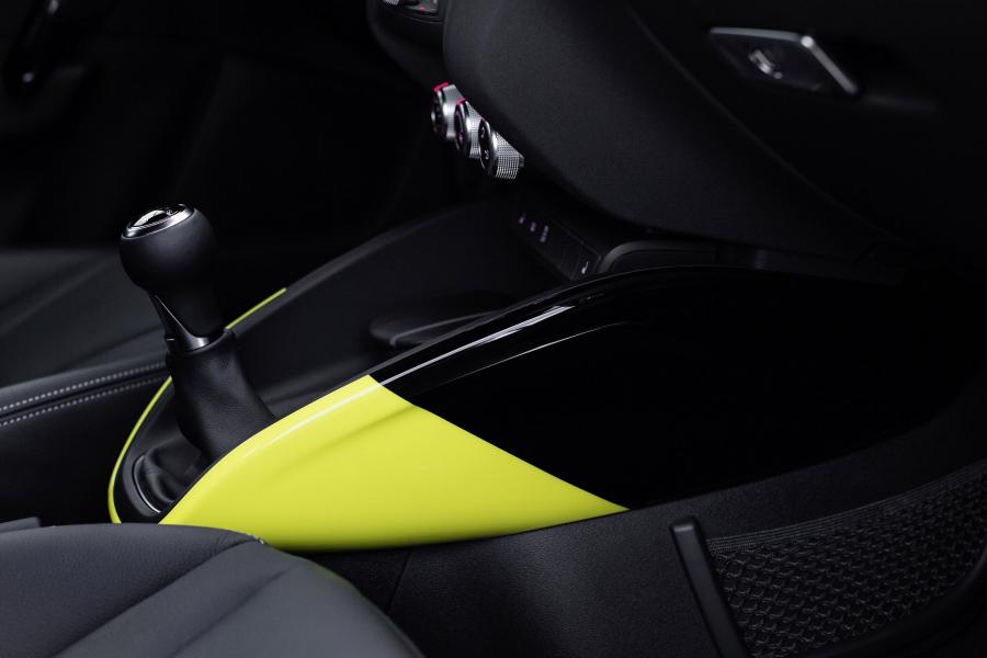 Детали интерьера Audi A1 with Audi Genuine Accessories (8X) 2014 года  (фото 7 из 9)